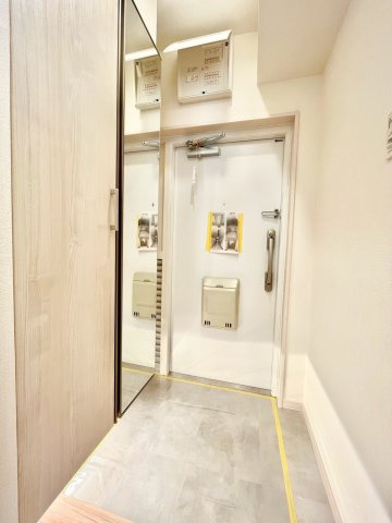 日商岩井碑文谷マンションの玄関|2026.07.11撮影

現地ご見学希望・資料請求などお気軽にお問い合わせ下さい！
03-5990-5201