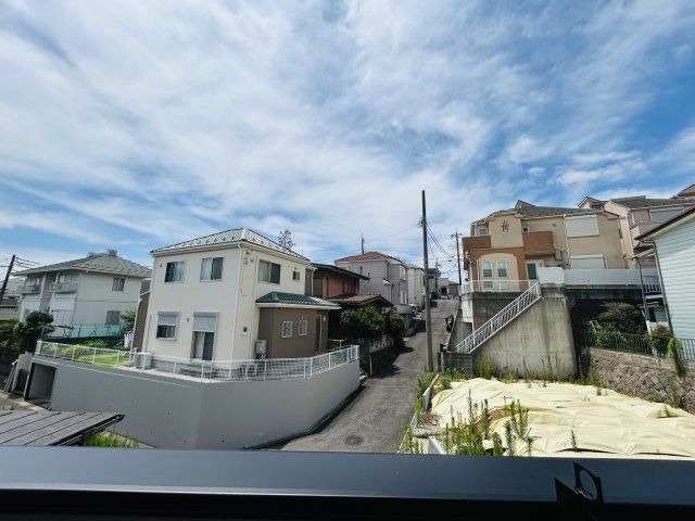 カースペース３台！来客があっても大丈夫♪すべてにおいて広々ゆとりある暮らし☆これぞ戸建！！これぞ住環境の良さ！！それが、『保土ケ谷区法泉３丁目』新築戸建の展望