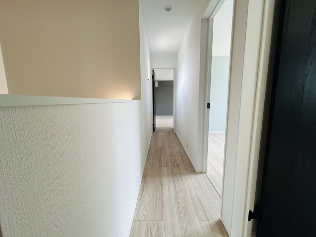 カースペース３台！来客があっても大丈夫♪すべてにおいて広々ゆとりある暮らし☆これぞ戸建！！これぞ住環境の良さ！！それが、『保土ケ谷区法泉３丁目』新築戸建の内装|過ごしやすい室内です