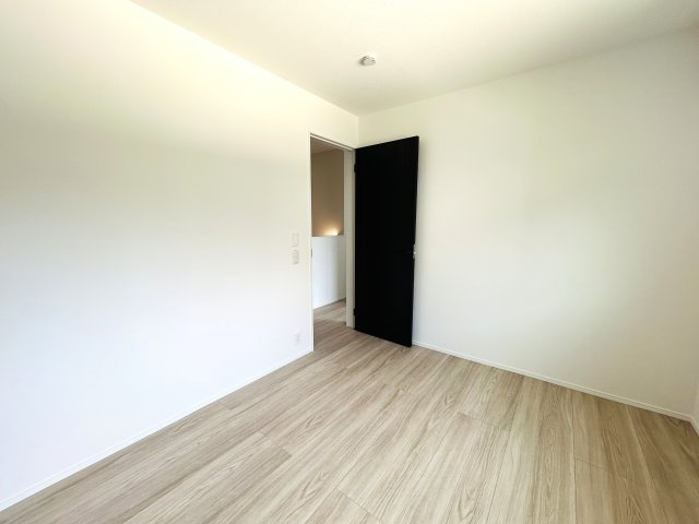 カースペース３台！来客があっても大丈夫♪すべてにおいて広々ゆとりある暮らし☆これぞ戸建！！これぞ住環境の良さ！！それが、『保土ケ谷区法泉３丁目』新築戸建の洋室|スタンダードな洋室です