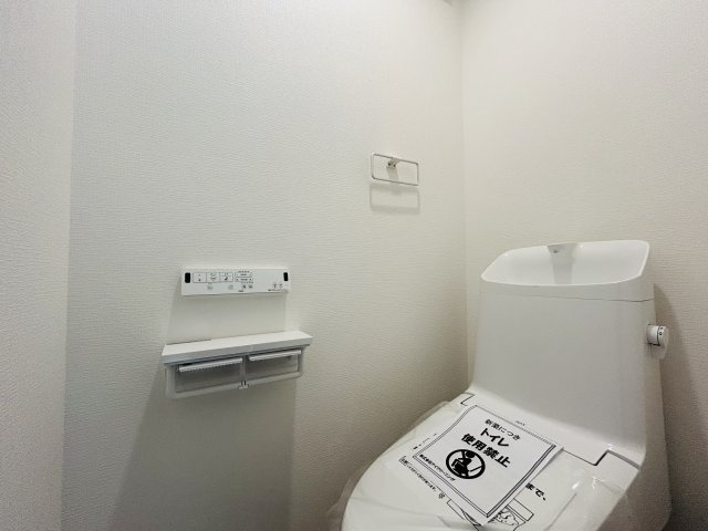 カースペース３台！来客があっても大丈夫♪すべてにおいて広々ゆとりある暮らし☆これぞ戸建！！これぞ住環境の良さ！！それが、『保土ケ谷区法泉３丁目』新築戸建のトイレ|トイレです