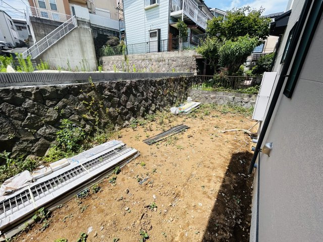 カースペース３台！来客があっても大丈夫♪すべてにおいて広々ゆとりある暮らし☆これぞ戸建！！これぞ住環境の良さ！！それが、『保土ケ谷区法泉３丁目』新築戸建の庭|お庭でゆったりと過ごせます