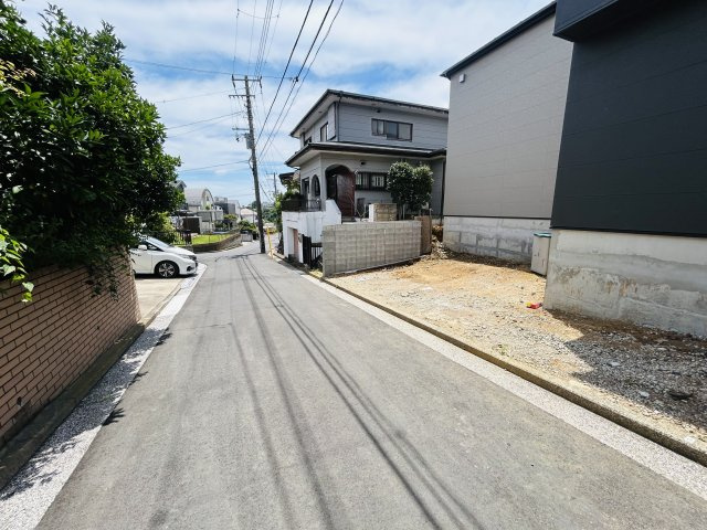 カースペース３台！来客があっても大丈夫♪すべてにおいて広々ゆとりある暮らし☆これぞ戸建！！これぞ住環境の良さ！！それが、『保土ケ谷区法泉３丁目』新築戸建の前面道路含む現地写真|前面道路含む現地写真です