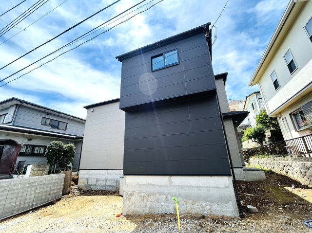 カースペース３台！来客があっても大丈夫♪すべてにおいて広々ゆとりある暮らし☆これぞ戸建！！これぞ住環境の良さ！！それが、『保土ケ谷区法泉３丁目』新築戸建の外観|物件の外観です