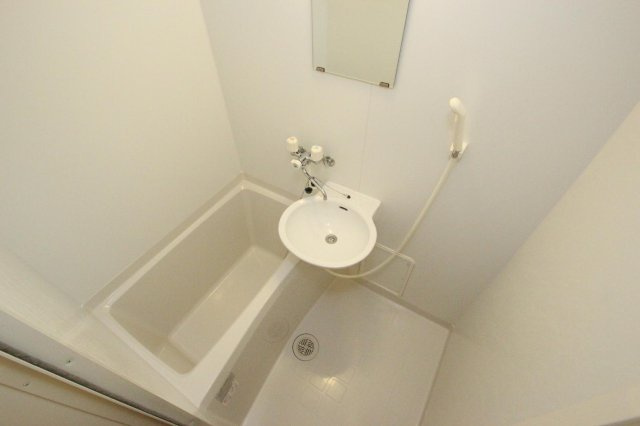 レオパレスクレオの浴室|コンパクトで使いやすいお風呂です