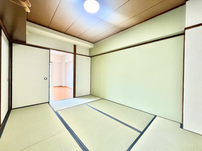 【和室】 | 椥辻フラワーハイツ | 【和室6.0帖】となりの和室に繋がる襖を開けると、12帖の広い和室としてもお使い頂けます。（＾◇＾）