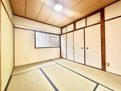 【和室】 | 椥辻フラワーハイツ | 【玄関側和室6.0帖】全居室6帖以上で、どのお部屋も広くお使い頂けます！またこちらの和室には押入れだけではなく天袋も設けられており、収納豊富なお部屋になっております。