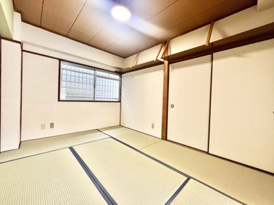 【和室】 | 椥辻フラワーハイツ | 【和室6.0帖】襖の上部に収納スペースがあり、本や観葉植物などインテリアグッズなどを飾るのもいいですね。