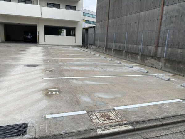 グレース堀田の駐車場