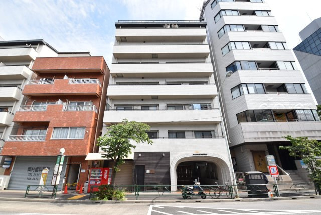 【外観】 | オリエンタル南麻布 | 手入れの行き届いた外壁やエントランスなど、「見ればわかる」レベルで清潔感を保ったマンションです。築年数を感じさせない姿で皆様をお出迎えします。～即日のご見学可能～　お問合せはお気軽にどうぞ。