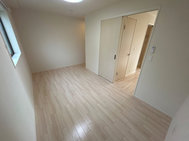 ユニバースの寝室|風通しも良い寝室です☆
