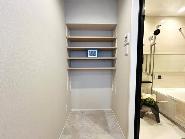 2,000万円以下で叶うマイホーム生活♪学校も近く、ファミリーにもGOODな立地◎住めば都が叶う『保土ケ谷グリーンタウンＦ棟』リノベーションの収納|こまごまとしたものを収納できそうですね