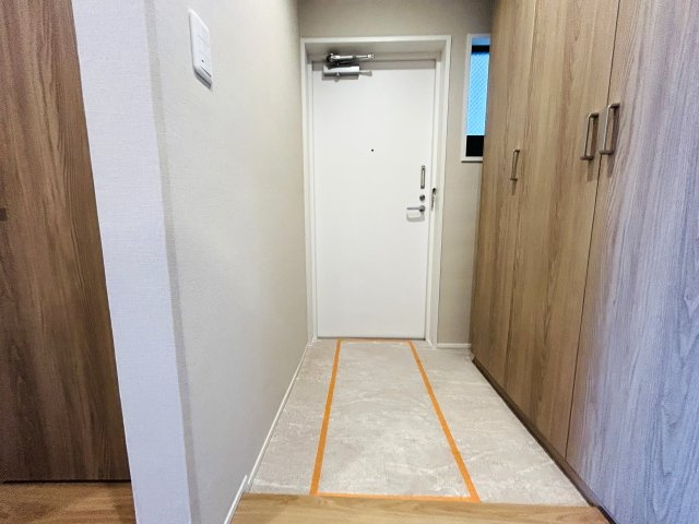 2,000万円以下で叶うマイホーム生活♪学校も近く、ファミリーにもGOODな立地◎住めば都が叶う『保土ケ谷グリーンタウンＦ棟』リノベーションの玄関|収納もある玄関です