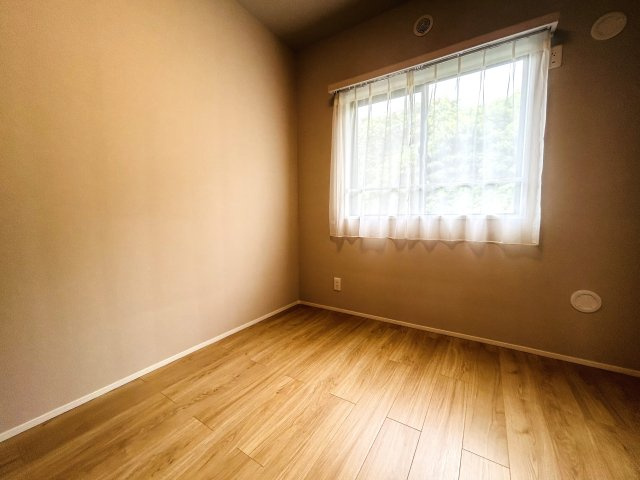 2,000万円以下で叶うマイホーム生活♪学校も近く、ファミリーにもGOODな立地◎住めば都が叶う『保土ケ谷グリーンタウンＦ棟』リノベーションの洋室|きれいな洋室です