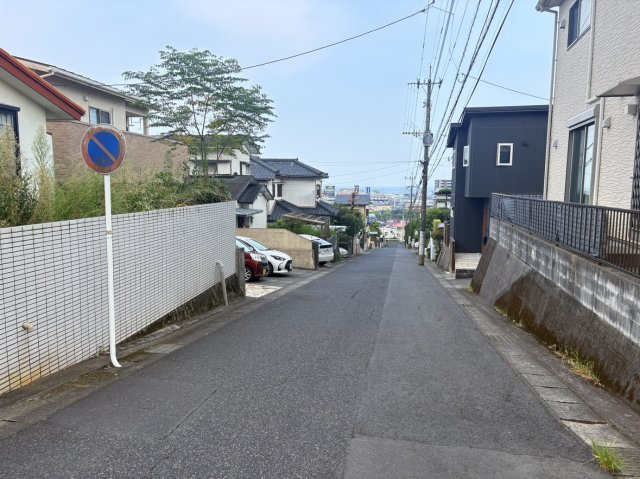 【前面道路含む現地写真】 | 前面道路は交通量も少なく、道路幅員も６ｍあり、駐車もしやすいです。