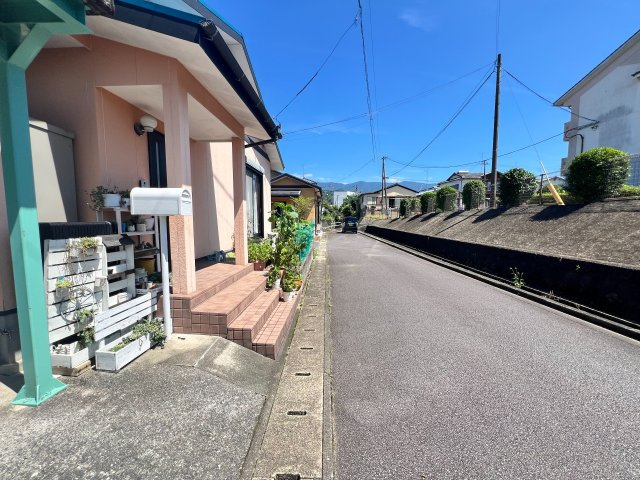 【安心の鉄筋カーポート2台分】最新トイレ＆エアコン完備！小城市小城町　3LDKの平屋住宅の前面道路含む現地写真