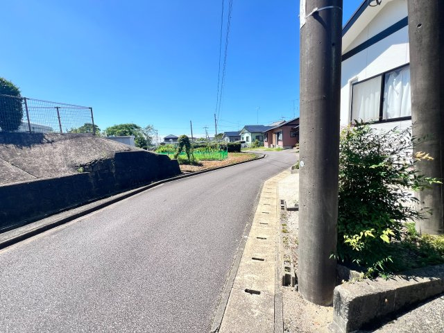 【安心の鉄筋カーポート2台分】最新トイレ＆エアコン完備！小城市小城町　3LDKの平屋住宅の前面道路含む現地写真
