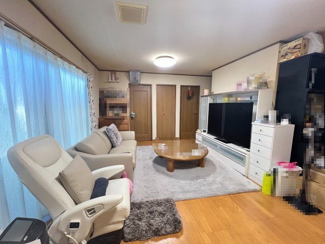 【安心の鉄筋カーポート2台分】最新トイレ＆エアコン完備！小城市小城町　3LDKの平屋住宅の居間・リビング