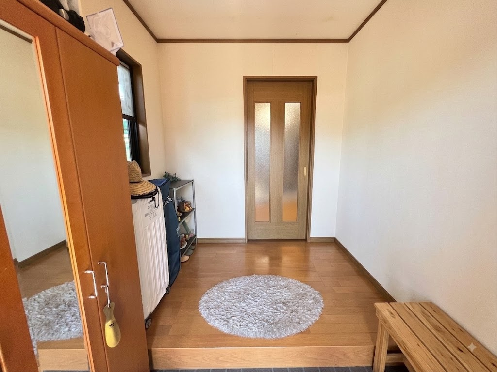 【安心の鉄筋カーポート2台分】最新トイレ＆エアコン完備！小城市小城町　3LDKの平屋住宅の玄関