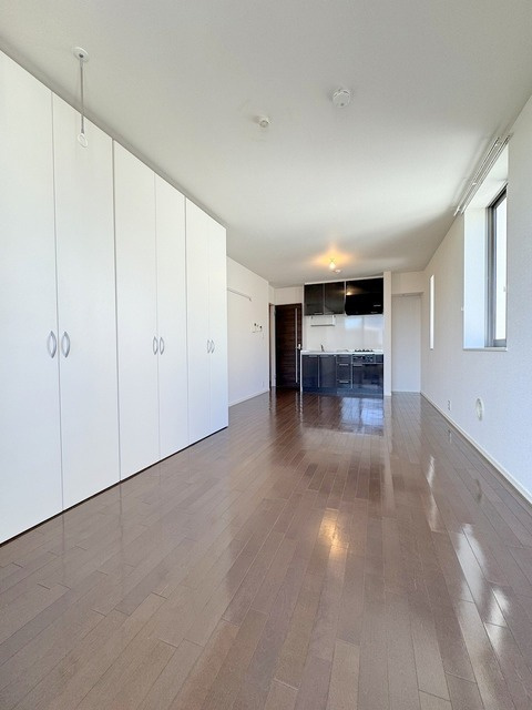 クレセール南青山の洋室|★明るいフローリングの角部屋です★