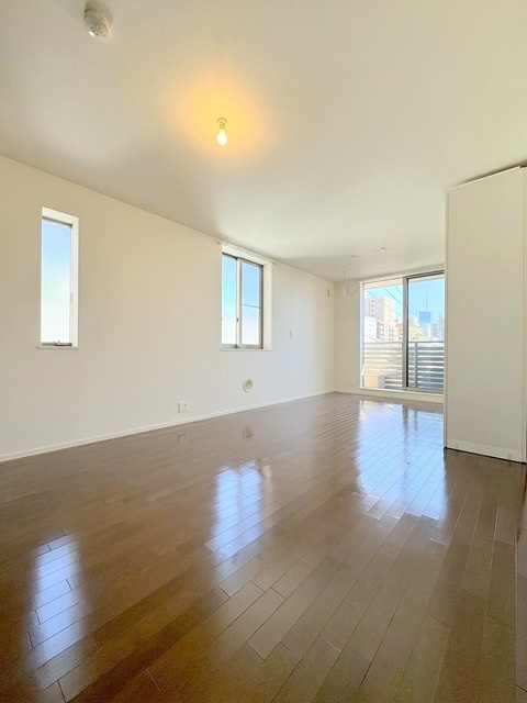 クレセール南青山の洋室|★明るいフローリングの角部屋です★