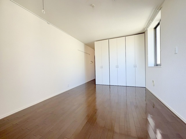 クレセール南青山の寝室|★明るいフローリングの角部屋です★
