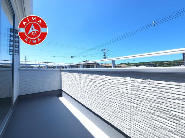 福岡市東区三苫2丁目第2-3棟（2号棟）のバルコニー|風をしっかりと感じられるバルコニーでは、毎日が洗濯日和です。広々としているので洗濯も楽しくなるでしょうし、気分転換にバルコニーからの眺めを楽しむのもいいでしょう。