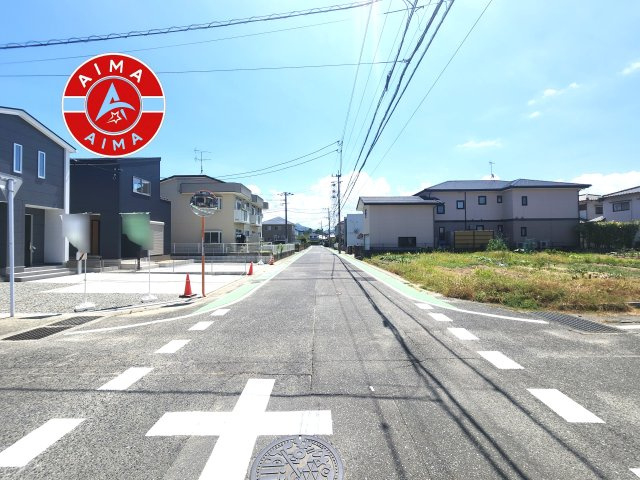 福岡市東区三苫2丁目第2-3棟（2号棟）の前面道路含む現地写真|前面道路は閑静な住宅地をはしる車通りの少ない道路。お車の出し入れが苦手なママや小さなお子様にも安心ですね。しっかり舗装もされているので、ベビーカーや自転車で通っても快適に通行できます。