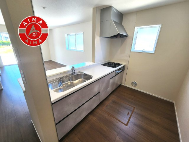福岡市東区三苫2丁目第2-3棟（2号棟）のキッチン|ダイニングテーブルへの配膳がラクラク、お料理はかどるカウンター付きシステムキッチン！