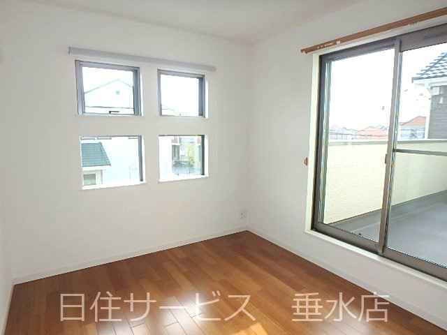 伊川谷町長坂戸建の洋室|コンパクトで使いやすい洋室です