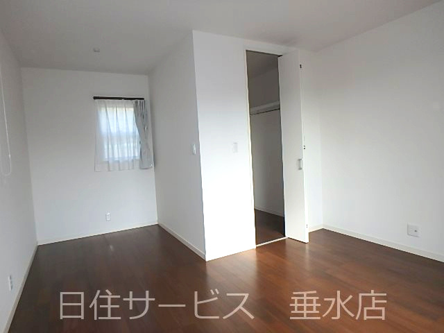 伊川谷町長坂戸建の洋室|広々とした洋室です