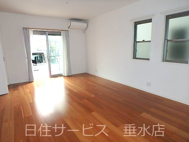 伊川谷町長坂戸建の居間・リビング|使いやすい居間です