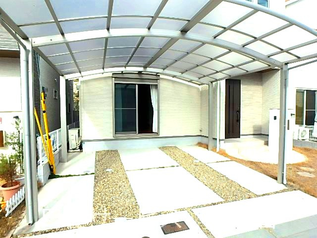 伊川谷町長坂戸建の外観|カーポート