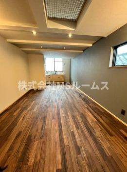 扇橋二丁目貸家の居間・リビング|おしゃれな居間です