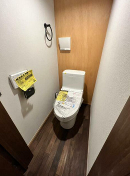 扇橋二丁目貸家のトイレ|落ち着いた色調のトイレです