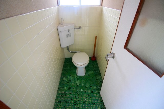 河崎中古戸建のトイレ|タイル張りのトイレになります。