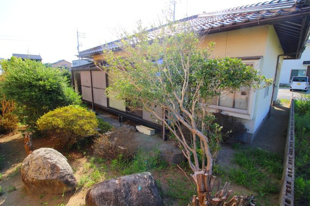 河崎中古戸建の庭|素敵なお庭付き。お庭の手入れがお好きな方は腕がなりますね。