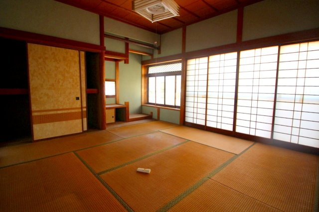 河崎中古戸建の和室|東に面した和室になります。サンルームもあり、日当たり良いです。
