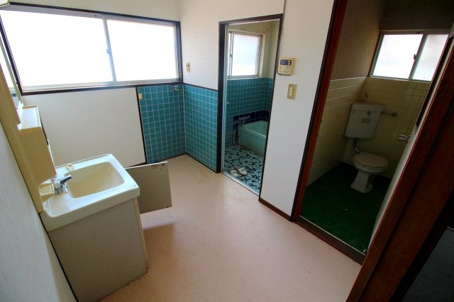 河崎中古戸建の脱衣所|脱衣スペース3帖。ゆったり使えます。