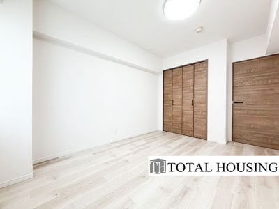 【洋室】 | 真駒内ロイアルハイツ | 洋室　約6.9帖
広々とした居住空間は日々の暮らしを彩り、心のやすらぎと満足感を与えてくれます。通風と採光を考慮した設計は子供たちはのびのび育ち、家族でくつろぎと団らんを生み出します。