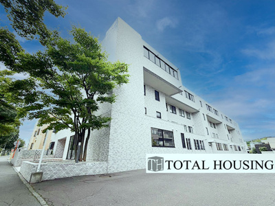 【外観】 | 真駒内ロイアルハイツ | 落ち着いた佇まいが魅力のマンションで、帰宅するたびにほっとする安らぎが感じられます。高級感と清潔感が漂う外観が、暮らしに彩りを添えてくれる住まいです。