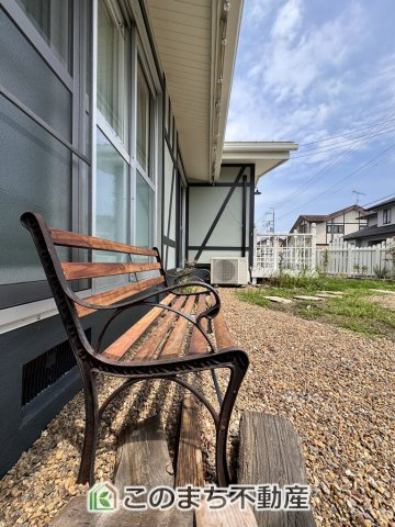 宇都宮市下田原町平屋住宅の庭|お庭でゆったりくつろげるアンティーク調のベンチをご用意しました