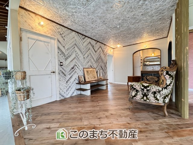 宇都宮市下田原町平屋住宅の居間・リビング|アンティーク調のおしゃれな家具が似合うリビングスペース