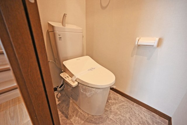 豊中市大島町1丁目中古一戸建て│4LDK＋並列駐車2台可のトイレ|新調済みのトイレでウォシュレット機能が付いており、清潔で心地よくご利用いただけます。