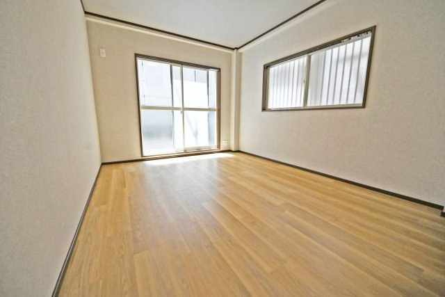 豊中市大島町1丁目中古一戸建て│4LDK＋並列駐車2台可の洋室|1階洋室6.5帖
フローリングで統一された居室で、掃除もしやすく快適にお使いいただけます。
