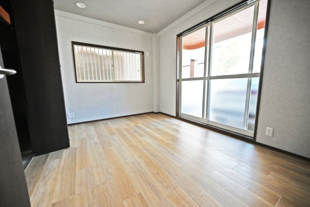 豊中市大島町1丁目中古一戸建て│4LDK＋並列駐車2台可の洋室|どんなインテリアにも馴染みやすいシンプルな洋室。家具の配置もしやすいです。