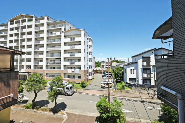 豊中市大島町1丁目中古一戸建て│4LDK＋並列駐車2台可の展望|3階建てならではの採光・通風に配慮された住まいです。