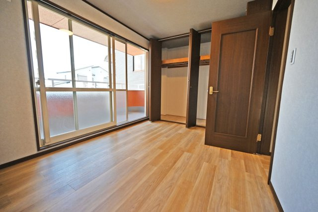 豊中市大島町1丁目中古一戸建て│4LDK＋並列駐車2台可の洋室|3階洋室6.5帖
こちらのお部屋からは日当たりの良いバルコニーへ直接出入り可能です。