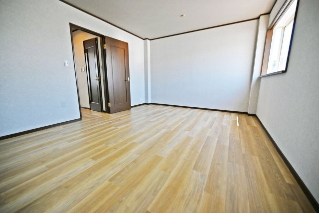 豊中市大島町1丁目中古一戸建て│4LDK＋並列駐車2台可の寝室|3階洋室10.5帖
大型のベッドや収納家具も、ゆったりとレイアウトできます。