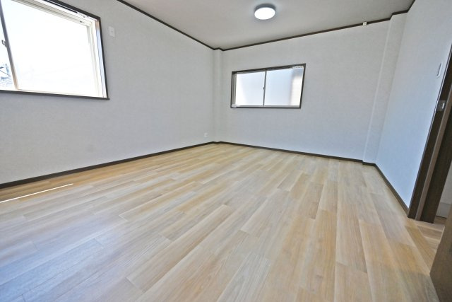 豊中市大島町1丁目中古一戸建て│4LDK＋並列駐車2台可の寝室|2面採光・通風の窓配置で、風が心地よく抜けるお部屋です。